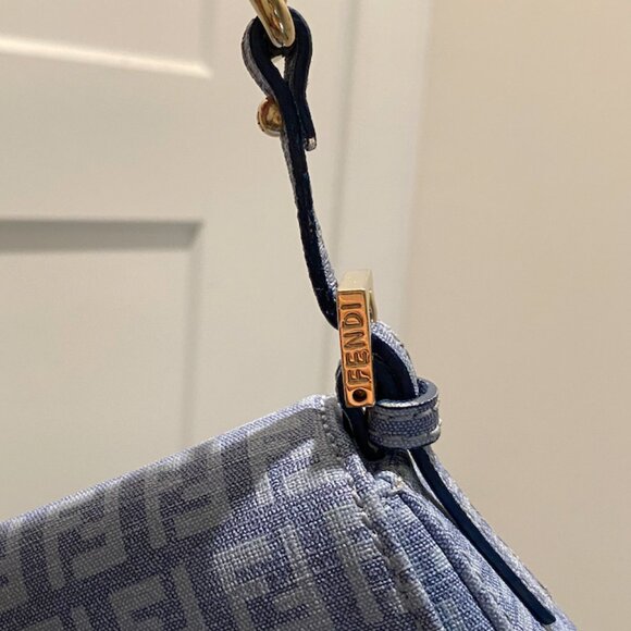 Fendi bag with a medal chain strap - Picture 4 of 7